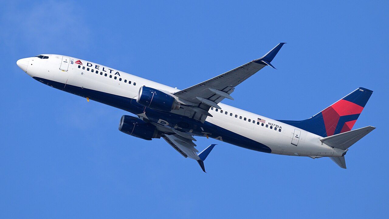 Boeing 737-800 aircraft photograph