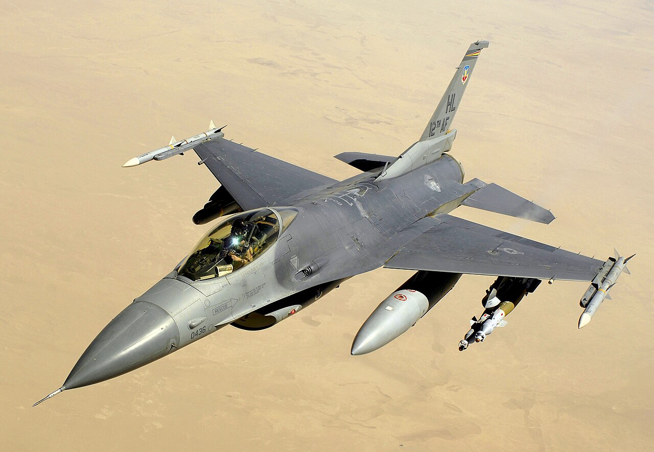 General Dynamics F-16 Fighting Falcon aircraft photograph