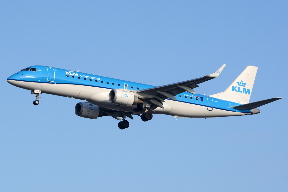 Embraer E175 aircraft photograph