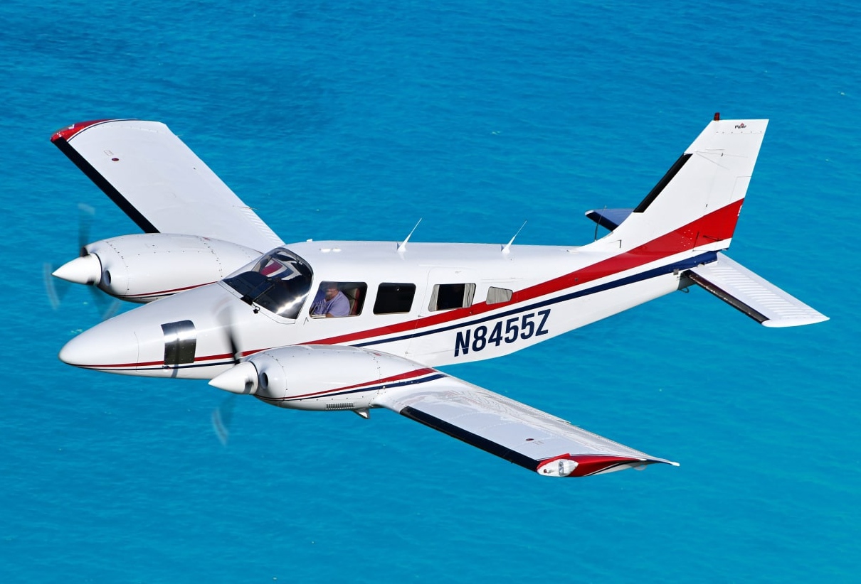 Piper PA-34 Seneca aircraft photograph