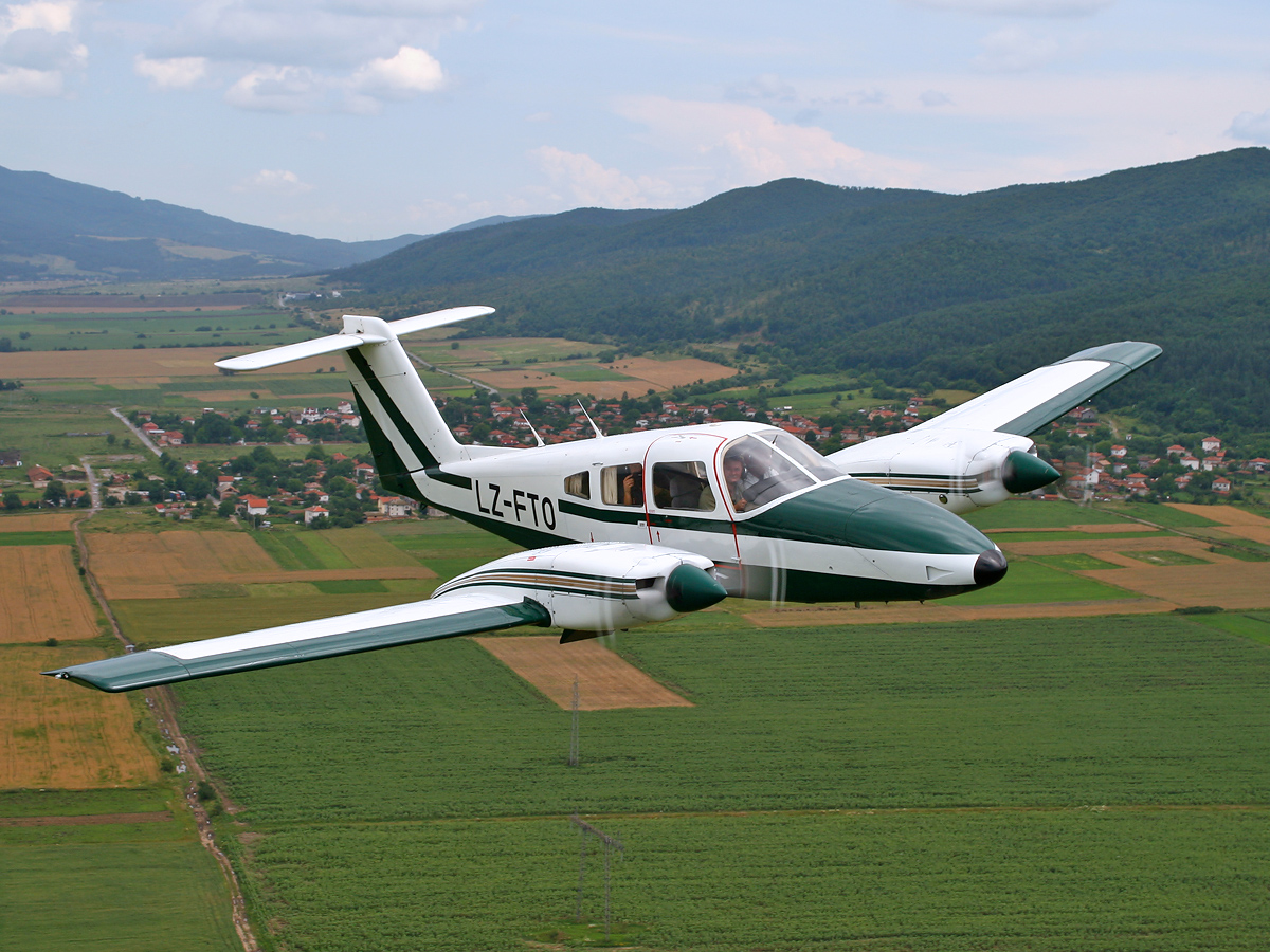 Piper PA-44 Seminole aircraft photograph
