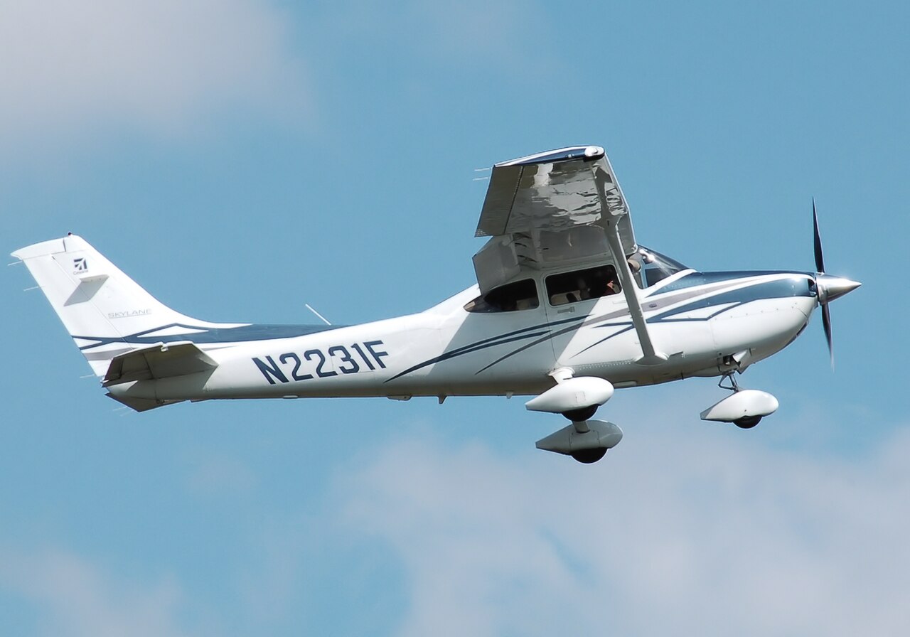 Cessna 182 aircraft photograph